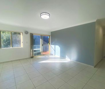 SPACIOUS AND MODERN TOP FLOOR APARTMENT - Photo 1