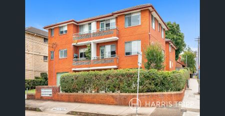 Light Filled, Elevated Residence In A Prime Pocket - Photo 4