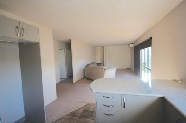 Cosy 2-Bedroom Home with Spacious Deck and Modern - Photo 1