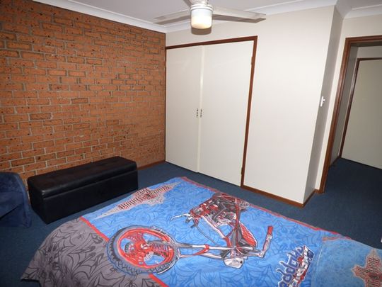 Low-Maintenance unit Walking Distance to Shops, Schools & Transport! - Photo 1