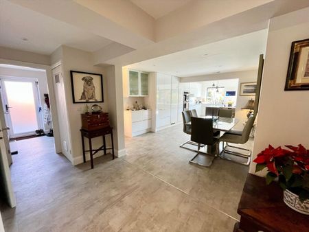 This exceptional detached home, available for short let, combines contemporary design with high-spec finishes, in a highly desirable location close to Sutherland Grange Park and the River Thames. - Photo 5