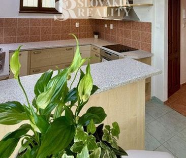 Priestranný 2izb. byt s balkónom, parkovaním – Hodžova Nitra - Fotografia 4