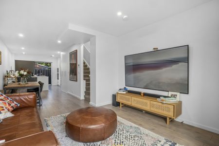 Elegant Townhouse - Photo 2