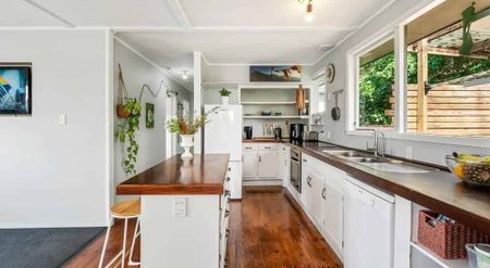 Lovely 5 Bed split level house - Photo 2