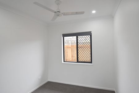 MODERN HOME IN FAMILY ESTATE! - Photo 4