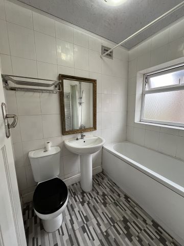 Room in a Shared House, Vale Street, M11 - Photo 4