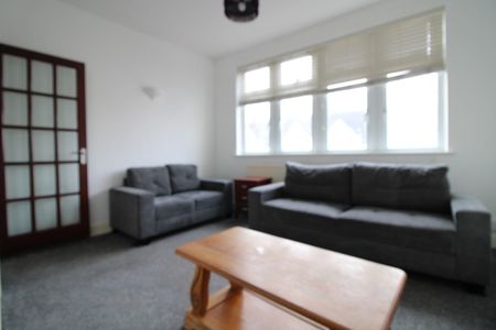 3 Bed Flat, Blakenham Road, SW17 - Photo 2
