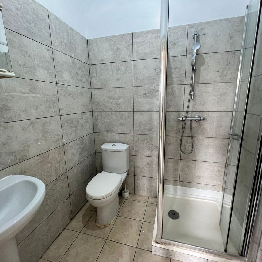 Studio flat with seperate kitchen -Ilford Station -£1150 Inclusive bills - Photo 1