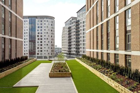 SUPERB ONE BEDROOM APARTMENT AT ALLEGRO LIVING | BLEND OF COMFORT AND CONVENIENCE | AVAILABLE JAN 2ND | PARKING AVAILABLE | PRIME LOCATION | 24-HOUR CONCIERGE | RESIDENTS GYM - Photo 2