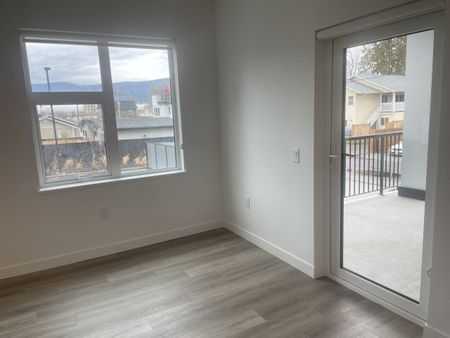 Large Main Floor 2 bedroom Condo near Downtown – Pet Friendly! - Photo 3