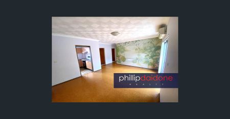 CONVENIENT.... Near Train station and Shops. - Photo 2