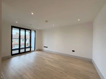 2 bedroom flat in 5-9 Station Road - Photo 4