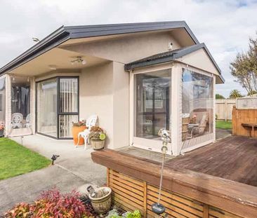 IMMACULATE THREE BEDROOM HOME - Photo 4