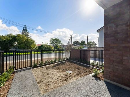 Brand New Townhouse Living in the Heart of Pakuranga - Photo 4