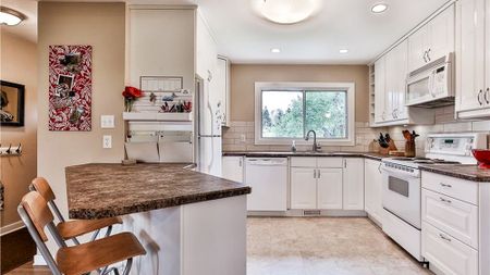 3 Bedroom Bungalow For Rent In Highwood: Pet Friendly 1 Month Free Special Incentive - Photo 2