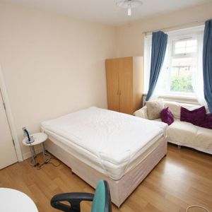 The Approach, East Acton, London, W3 7PS - Photo 2