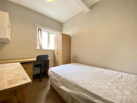 4 bedroom end of terrace house to rent - Photo 2