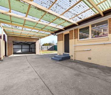 Perfectly Positioned Home - Walk to Ginifer Station & Sunshine Hosp... - Photo 4
