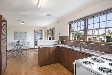 Delightful Spacious Family Home – Superb Location! - Photo 3