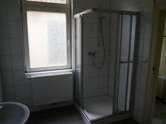 Schön aufgeteilte 3,5-Zimmer-Altbauwohnung im Erdgeschoß - Photo 1