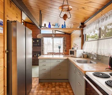 Charming Family Home with Pool in Papamoa Beach - Photo 2