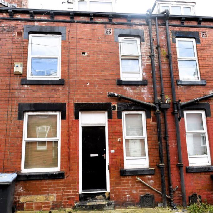 2 bedroom House in Harold View, Leeds - Photo 1