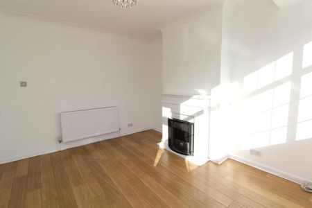 3 bedroom end of terrace house to rent - Photo 2