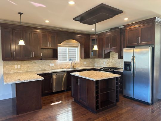 Charming Upper-Level 3-bedroom 2.5-bathroom Family Home - Photo 1