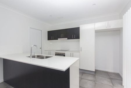 Modern 3 Bedroom Townhouse - Photo 2