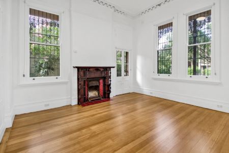 Oversized apartment with high ceilings and classic charm - Photo 5