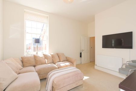 Roberts Court, Sherwood Way, Epsom - Photo 2