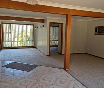 Large family home in a beautiful street - Photo 3