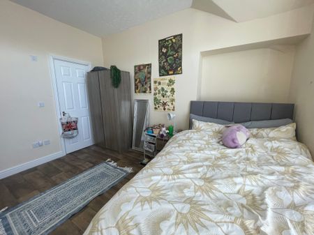 45 Connaught Avenue Top Floor Flat - Photo 3