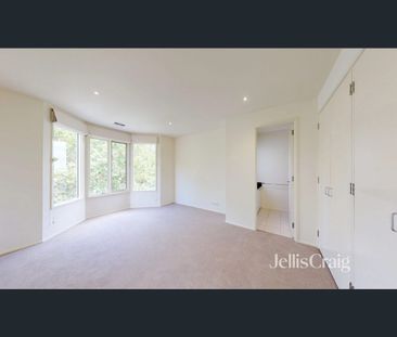 Spacious Living - Photo 5