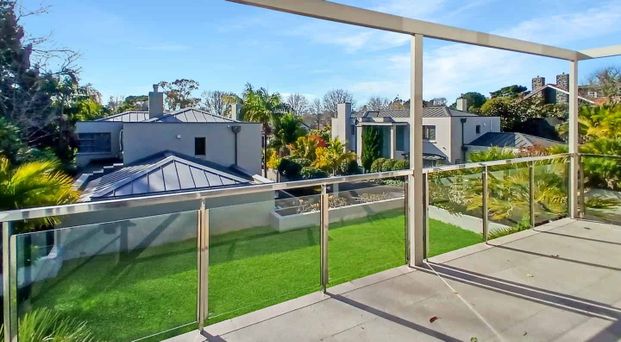 Epsom , Architecturally designed stunning five bedroom four Bathroom Home! - Photo 1