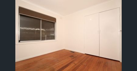 Neat and Tidy house in quiet location close to Transport & Shops! - Photo 5