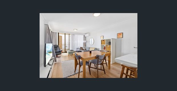 Welcome home - Fully Furnished and Renovated 1 Bedroom - Photo 1