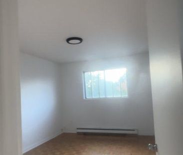 4 1/2 Longueuil pour le 1 nov. - Photo 2