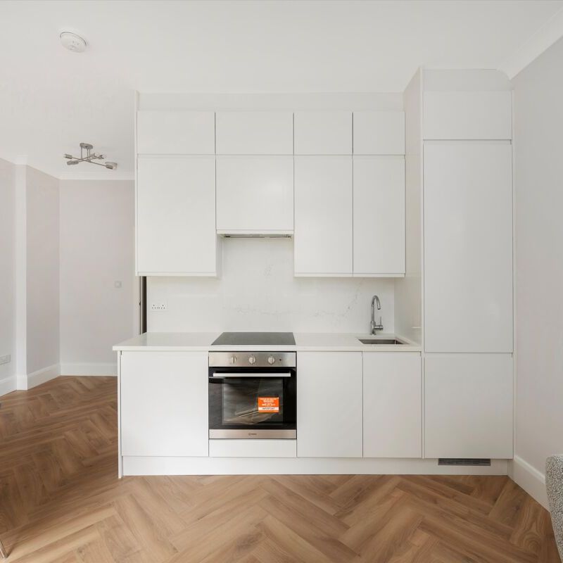A bright and well-proportioned two-bedroom apartment with a private balcony, set on the fourth floor of a sought-after mansion block in the heart of Little Venice. - Photo 1