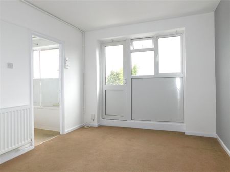 St. Nicolas Park Drive, Nuneaton - Photo 3