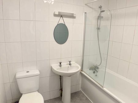 Double Rooms Available on Junction Road - 3 Minutes to Station Room 5 - Photo 5