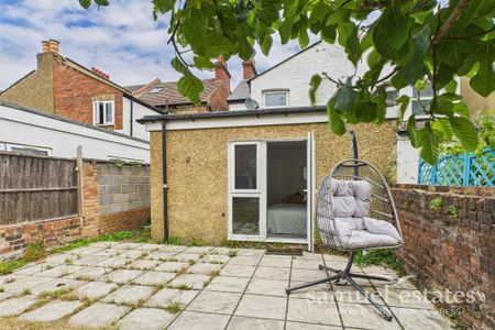 2 bedroom maisonette to rent - Photo 4