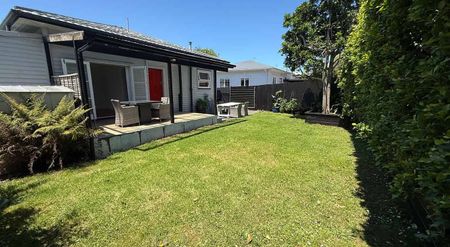 Sun-Drenched Bungalow - Charm, Comfort & Location! - Photo 3