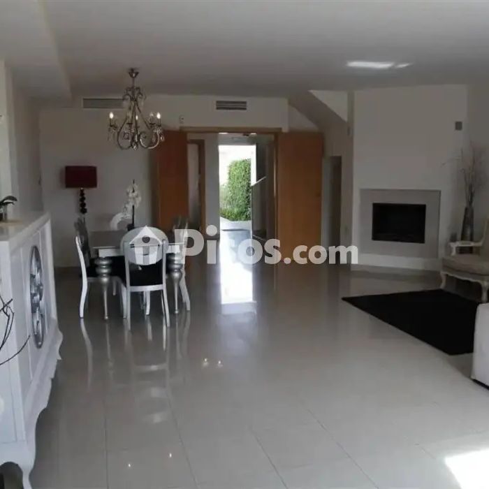 Chalet en alquiler en El Paraíso-Atalaya-Benamara - Photo 1