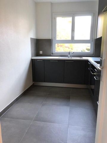 Bel appartement situé dans un quartier calme, proche du palais de Beaulieu. Ce 5.5 pièces est idéalement situé à proximité des transports publics, des commerces et des écoles. Idéal pour les familles. - Photo 2