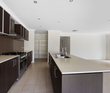 Family Perfection: Stunning 4-Bedroom Home in Sunshine West! - Photo 4
