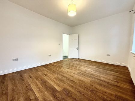 2 Bed Terraced House, Bath Road, E7 - Photo 2