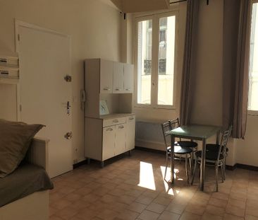 NIMES ECUSSON - IDEAL ÉTUDIANT MEUBLÉ 19 M2 PROCHE ESPLANADE TOUT C... - Photo 5