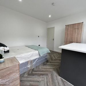 1 bedroom in a flat share to rent - Photo 2