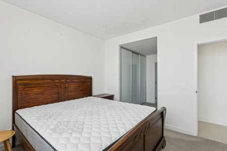 Apartment with Rare Claremont Oval Outlook - Photo 2